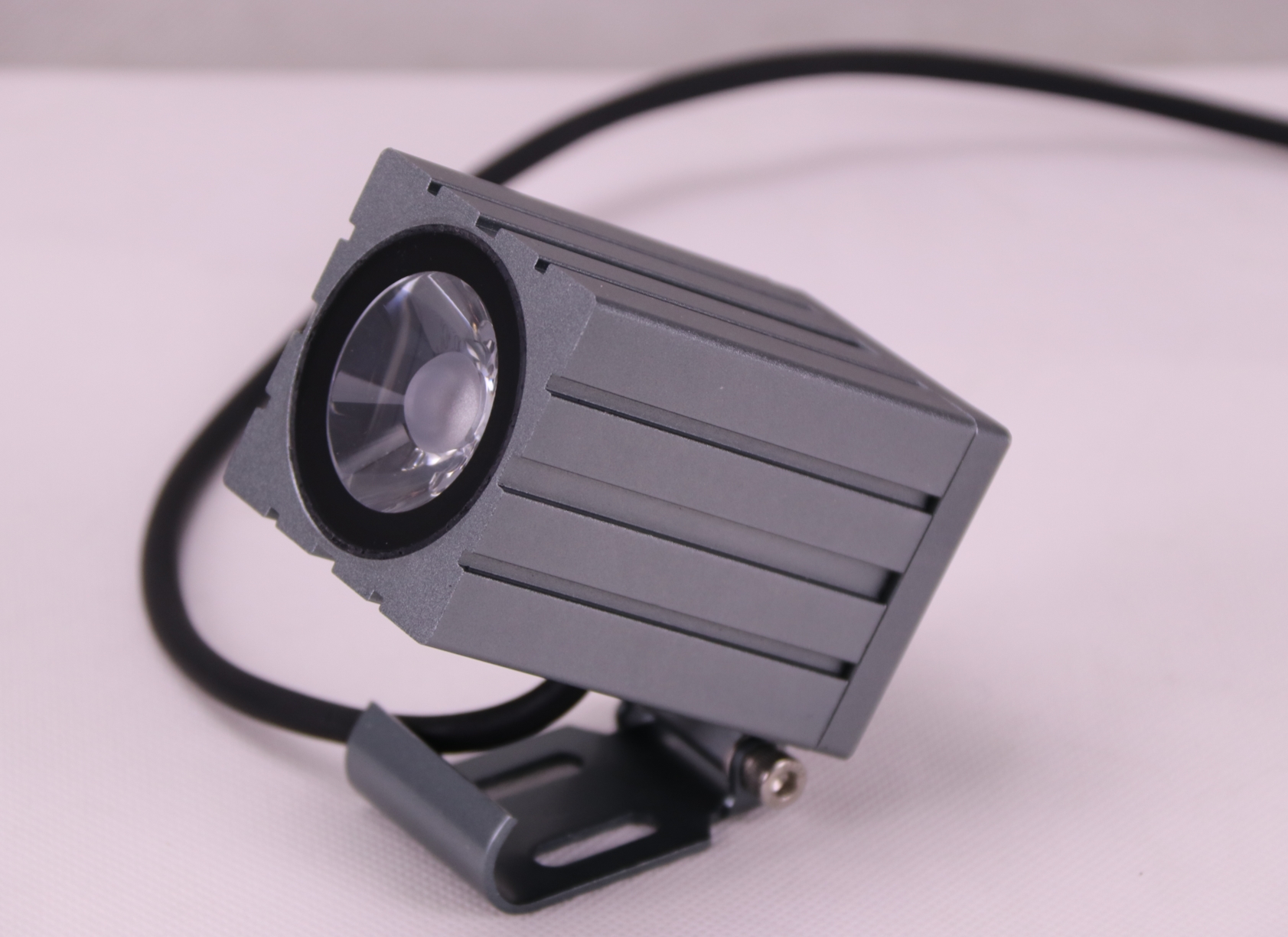 LED投光燈該如何安裝？